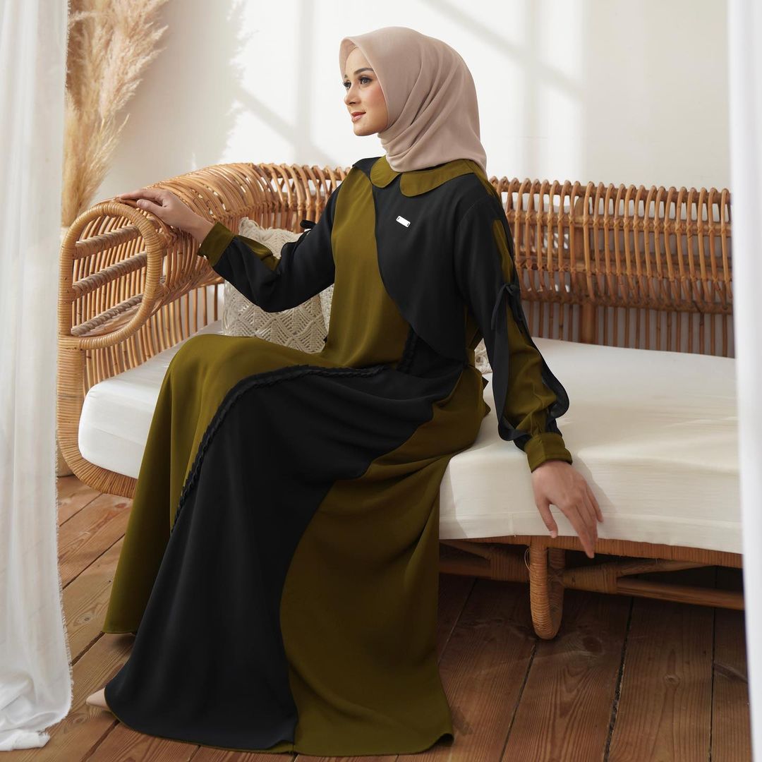 Desert Bloom Abaya | Sophisticated Style