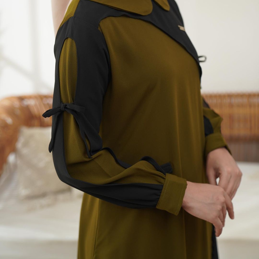 Desert Bloom Abaya | Sophisticated Style