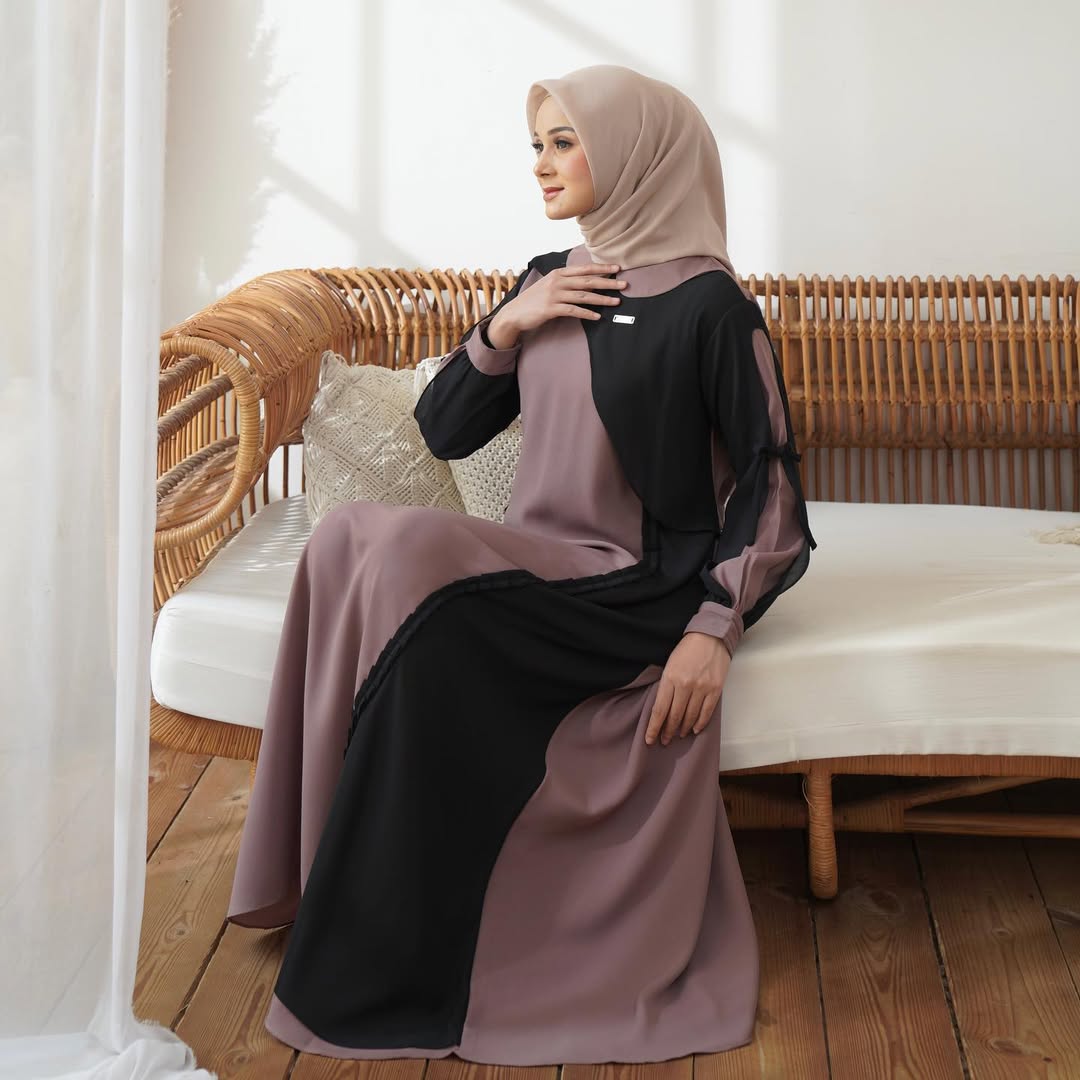 Desert Bloom Abaya | Sophisticated Style